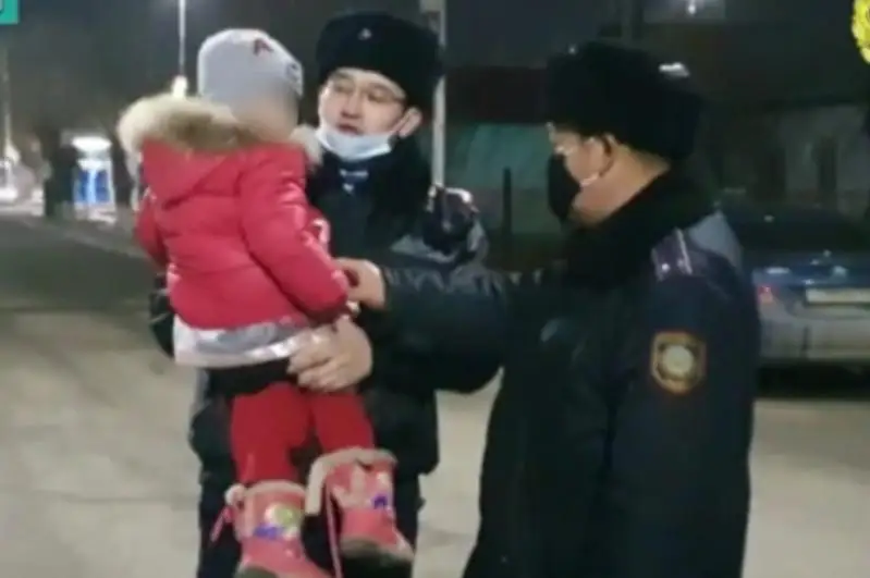 В Туркестанской области нашли ночью в парке 3-летнюю девочку