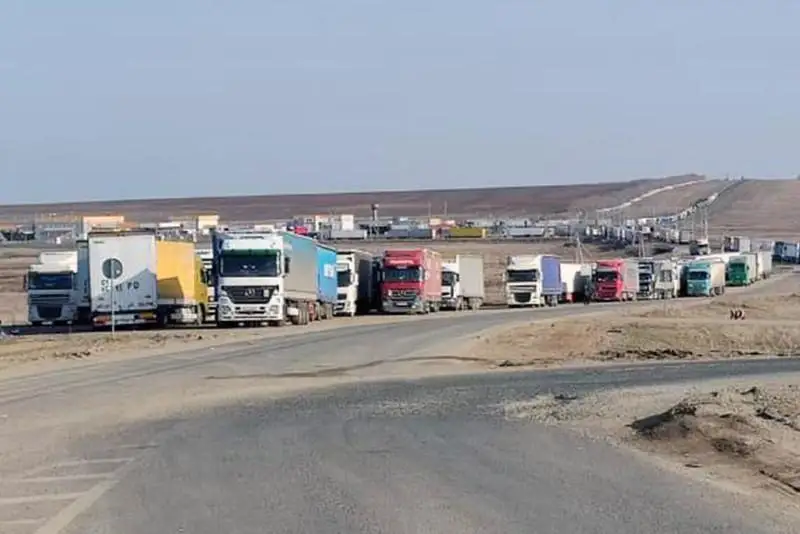Скопление транспорта на казахстанско-российской границе в ЗКО прокомментировали пограничники
