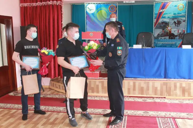 Молодых людей наградили за спасение мужчины в Семее