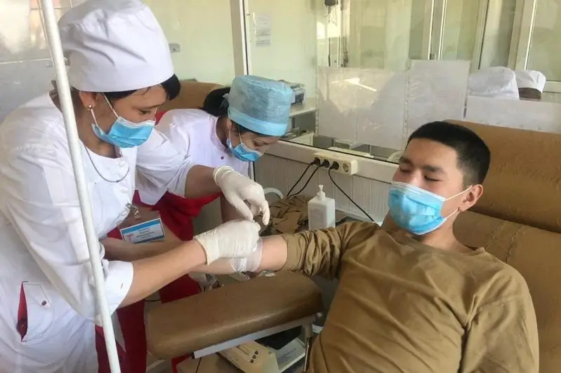 Доноры в погонах: в Уральске  бойцы Нацгвардии сдали  свыше 15 литров крови