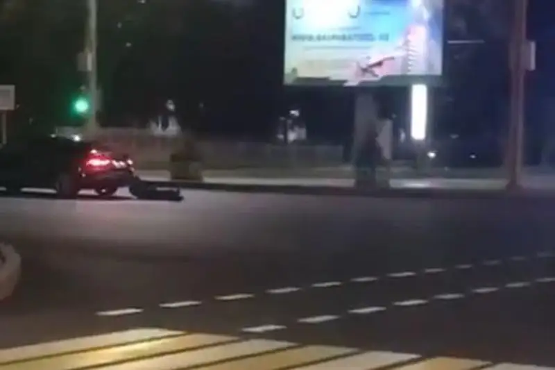 В Павлодаре человека тащили по дороге на легковом авто