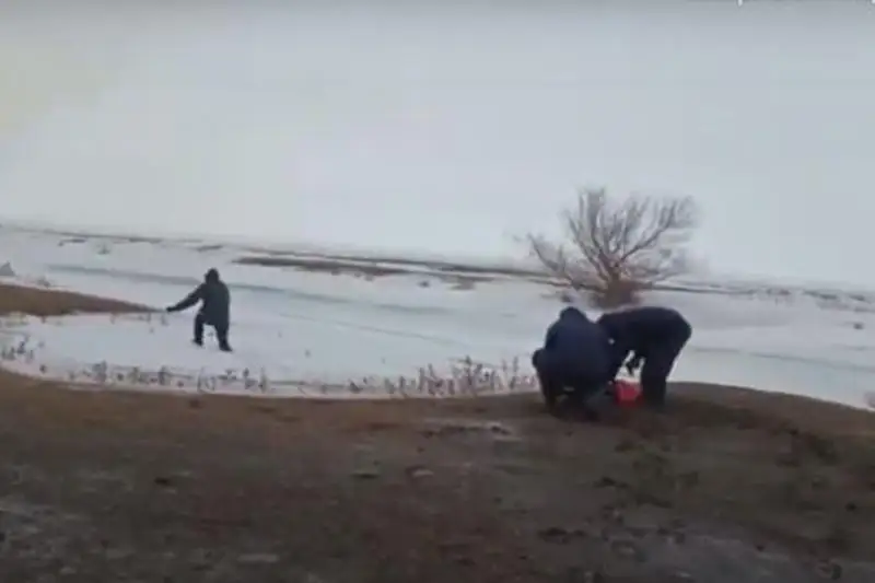 Лёд взрывают на водоемах Костанайской области