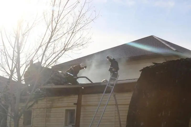 В Атырау произошел пожар в частном детском саду