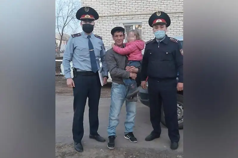 Потерявшуюся четырехлетнюю девочку нашли полицейские из Рудного