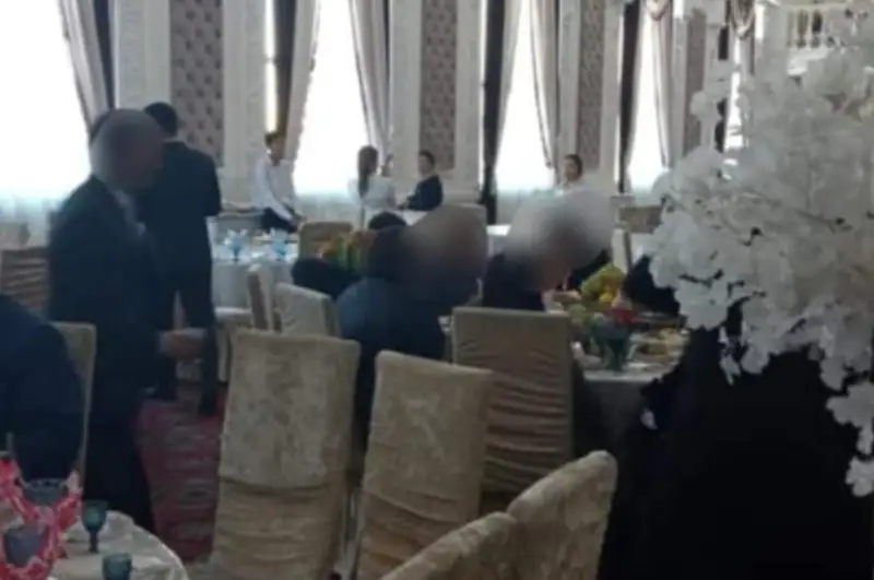 Túrkistandaǵy meıramhananyń birinde karantınge qaramastan 30 adam bas qosqan