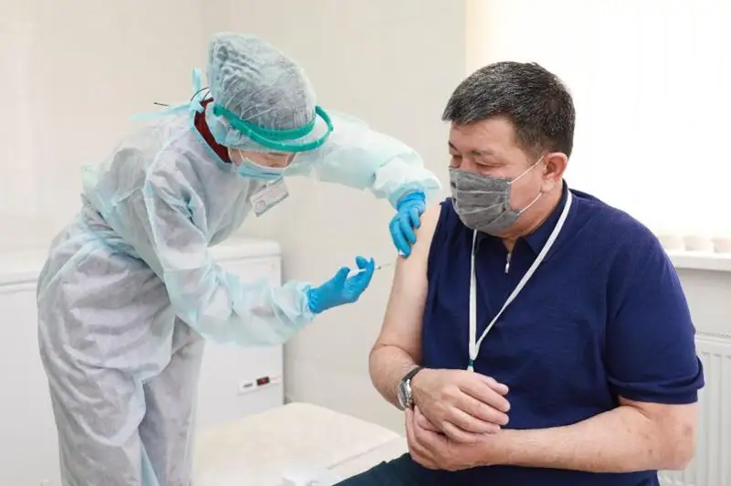 Аким Атырауской области привился вакциной против КВИ