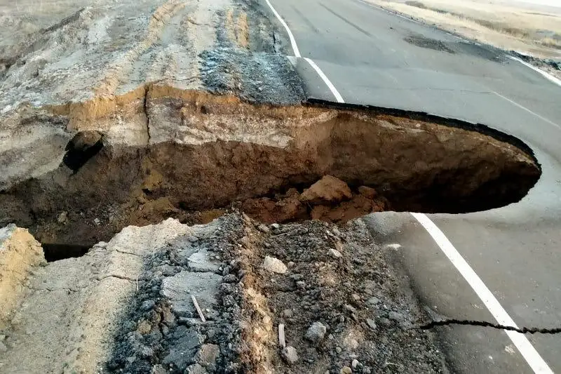 Талые воды размыли участок дороги на трассе в Костанайской области