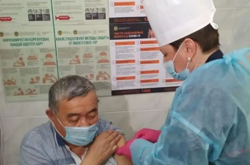 Вакцинация населения казахстанским препаратом QazVac началась в Караганде