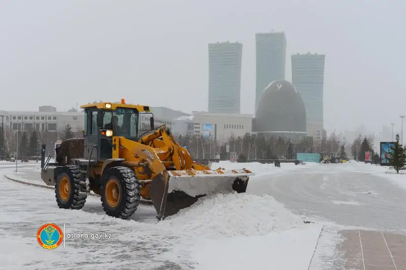 Около двух тысяч дорожных рабочих вышли на уборку снега в Нур-Султане