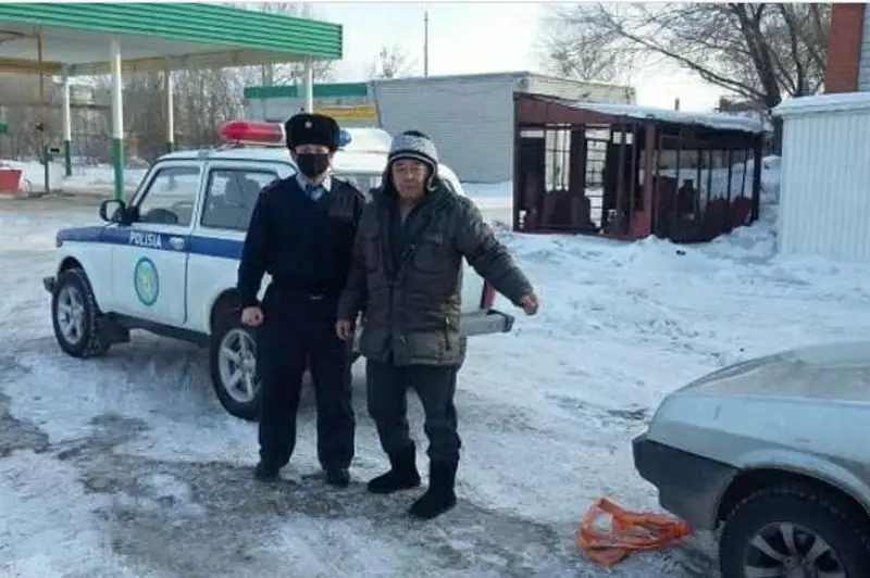 В сломавшейся машине семья застряла на трассе в мороз в Павлодарской области
