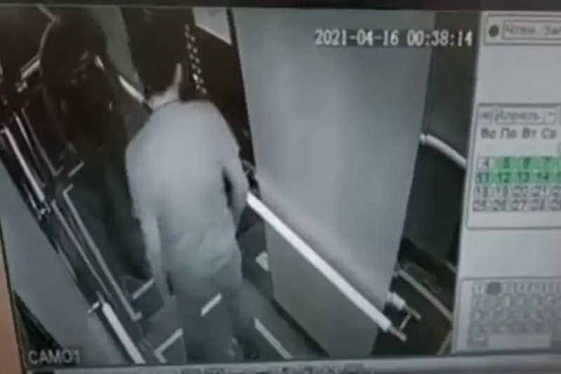 Житель столицы, сломавший видеокамеры и стены лифта, задержан