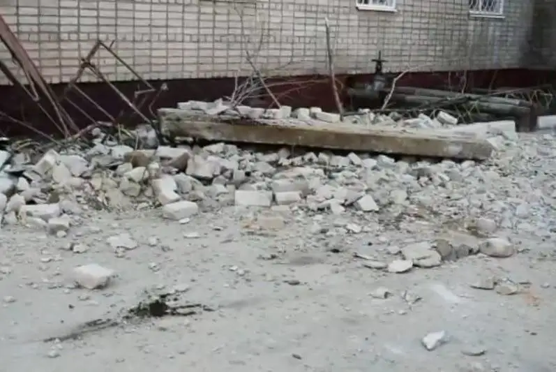 Козырек балкона пятого этажа обрушился в Кокшетау