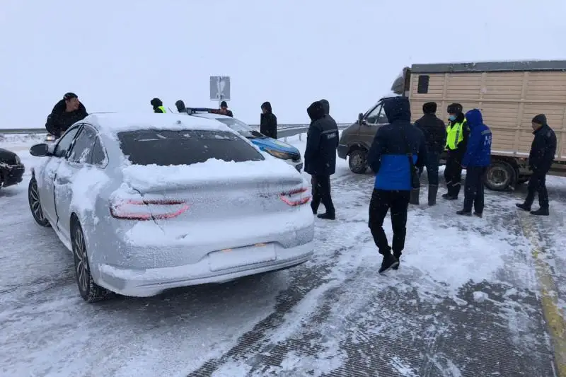 Водителя фуры из Беларуси спасли туркестанские полицейские