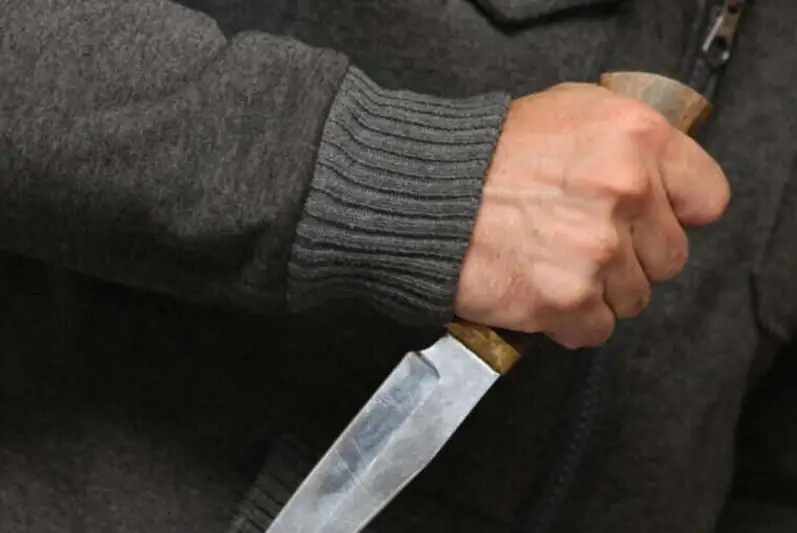 Мужчина напал с ножом на водителя другого авто и пассажира в Акмолинской области