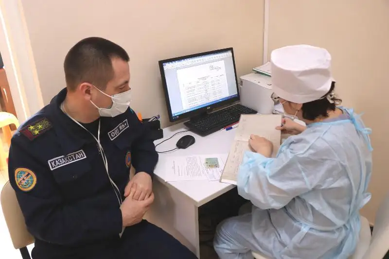 Спасатели получают вакцину от коронавируса в СКО