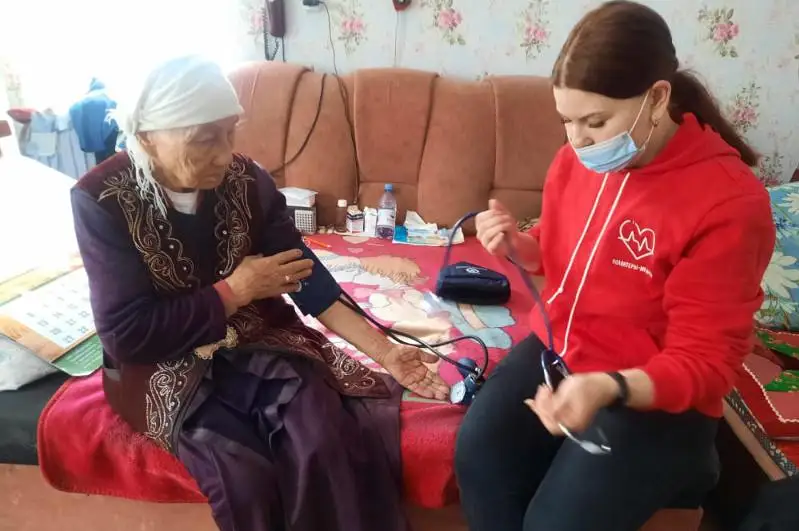 Марафон добрых дел: волонтеры-медики осмотрели пожилых людей в СКО