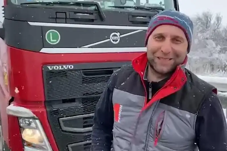 Водитель из России поблагодарил туркестанских полицейских за помощь в дороге