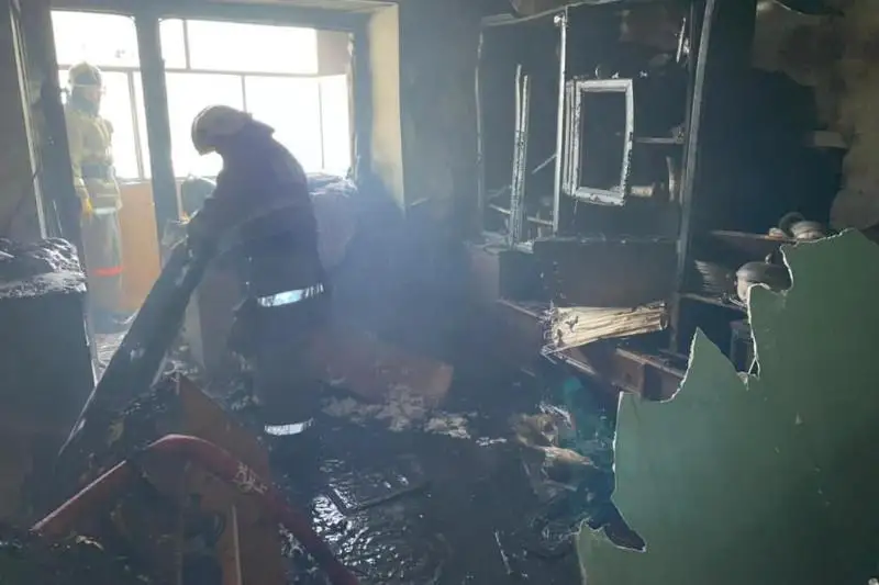 Женщину спасли из горящей квартиры в Караганде