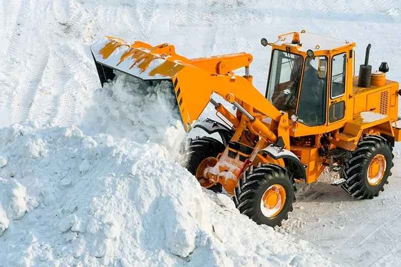 Более пяти тысяч кубометров снега вывезли с улиц Атырау
