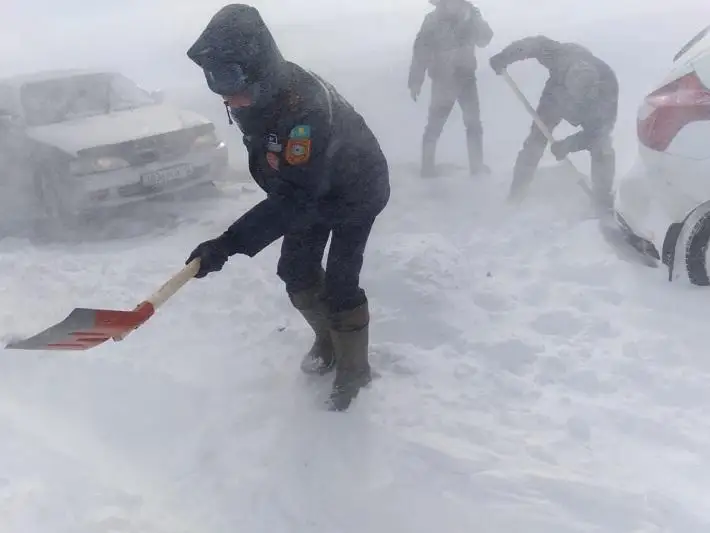 Вручную откапывают попавшие в снежный плен автомобили спасатели ВКО