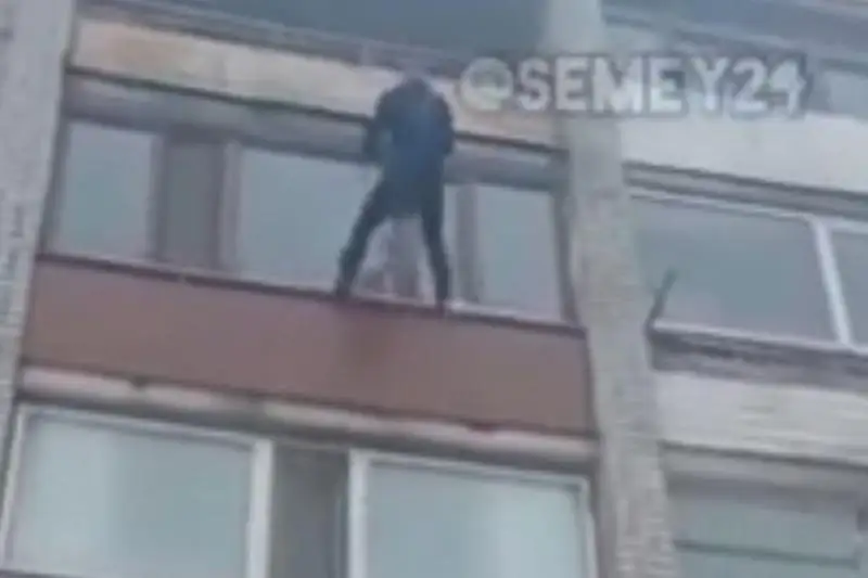 Один дома: Операцию по спасению малыша провели в Семее