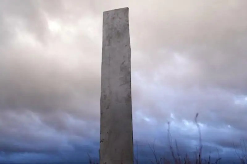 Еще один таинственный металлический монолит обнаружили в Торонто