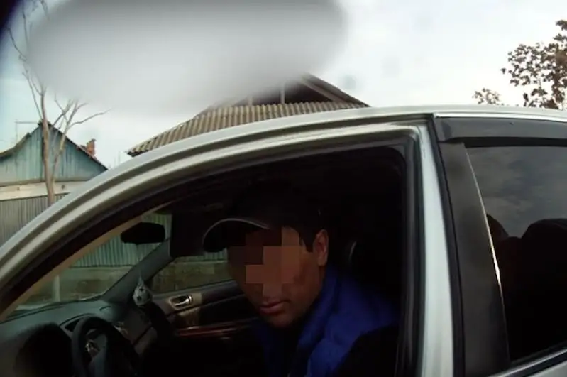 В Туркестанской области водитель протащил полицейского на 30 метров