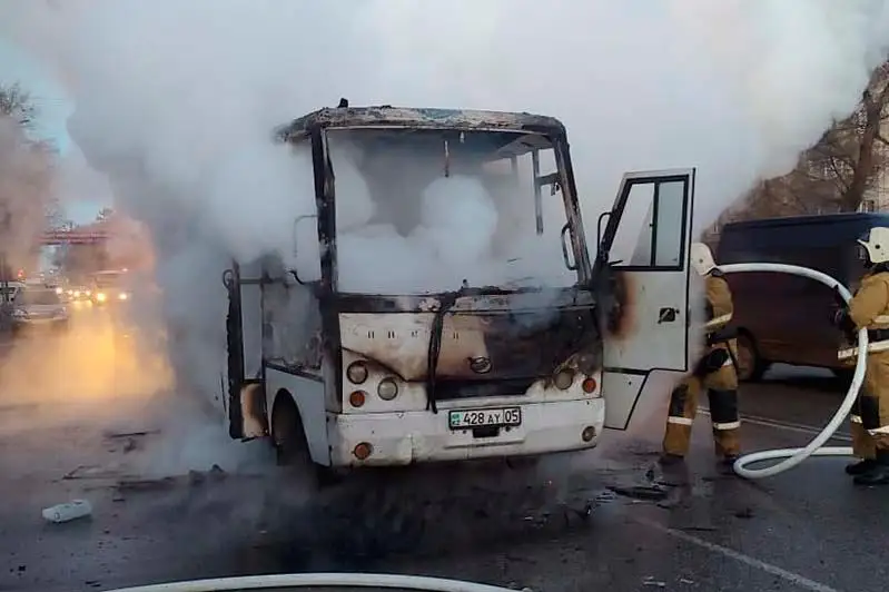Пассажирский автобус сгорел в Талдыкоргане