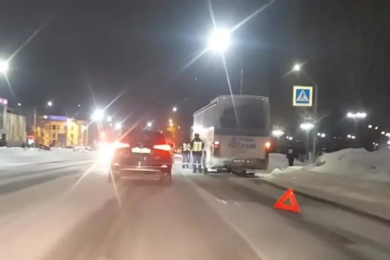 Óskemende avtobýs jaıaý júrginshini qaǵyp ketti