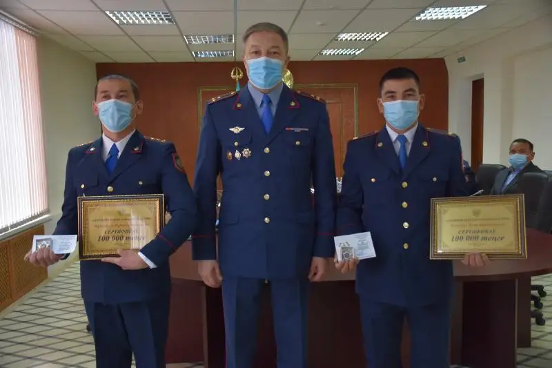 Спасшим заблудившегося в степи подростка карагандинским полицейским вручили награды