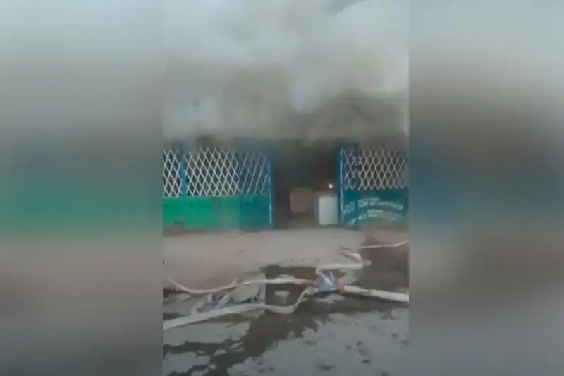 Четыре газбаллона вынесли из пожара полицейские и спасатели в Кокшетау