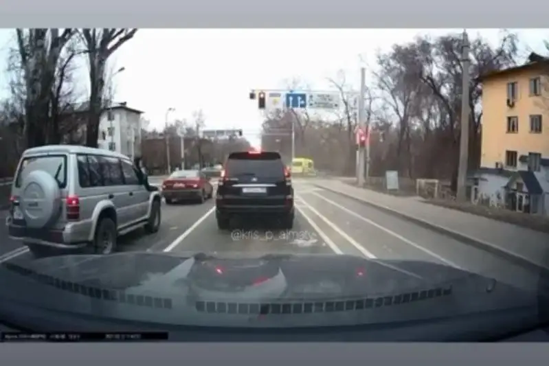Столкновение скорой с легковушкой попало на видео в Алматы