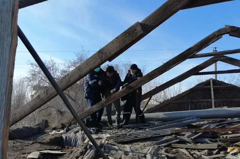 Парализованному строителю помогли спасатели в Костанае