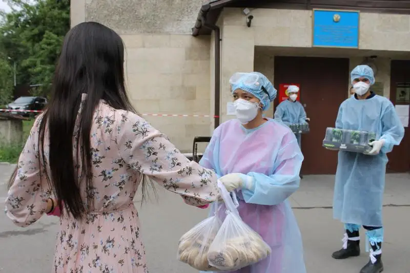 Как алматинские волонтеры помогали людям пережить карантин