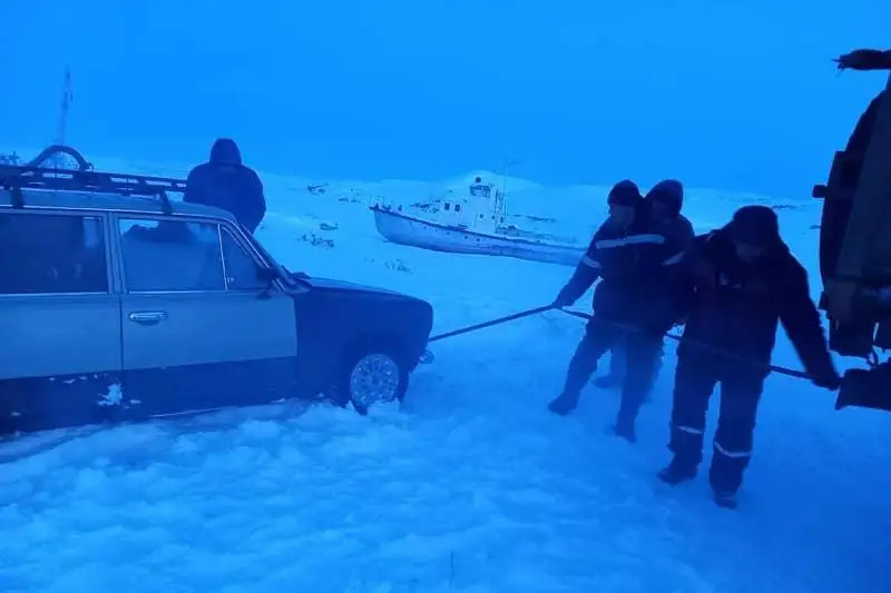 Выехавших порыбачить в непогоду вызволили из снежной ловушки спасатели ВКО