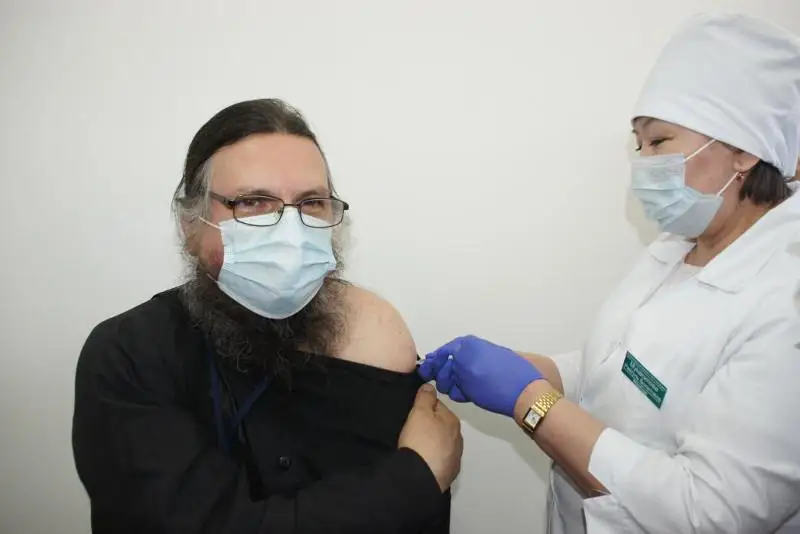 Карагандинские священнослужители прививаются от COVID-19