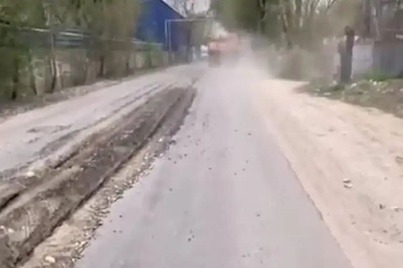 Новую дорогу разрушили в Алматы: строительная фирма рискует попасть в «черный список»