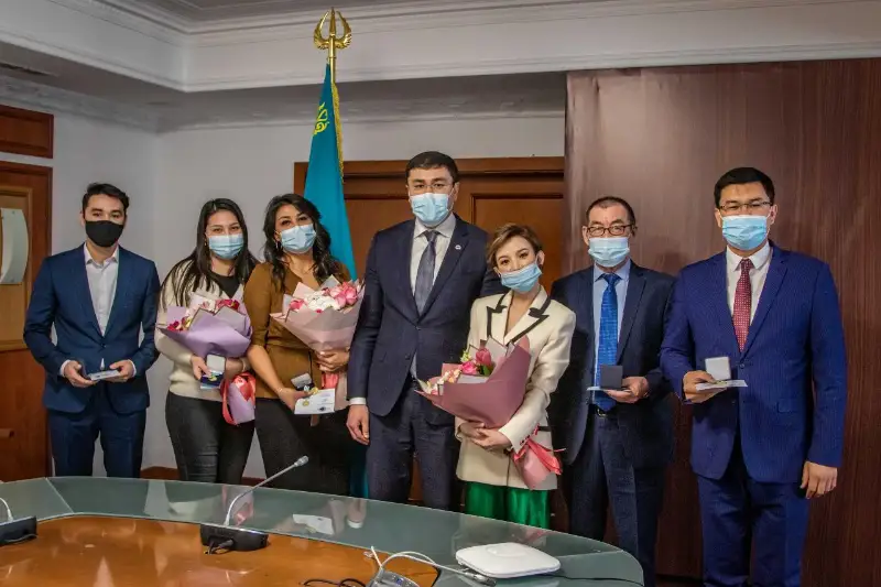 Отличившихся в борьбе с COVID-19 жителей столицы наградили медалями «Халық алғысы»