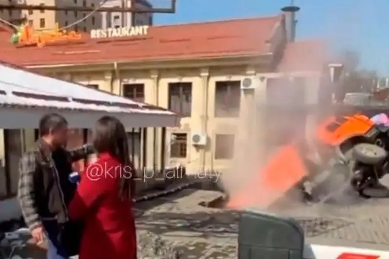 Грузовик провалился в Алматы: без тепла остались дома, детсады и объекты образования