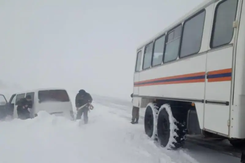 11 человек эвакуировали на автодорогах спасатели Карагандинской области