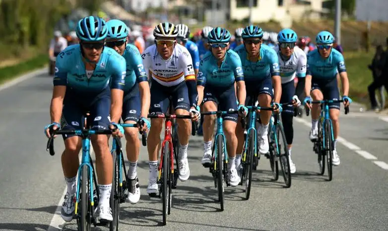 Велогонщики «Astana-Premier Tech» отличились на II этапе тура Страны Басков
