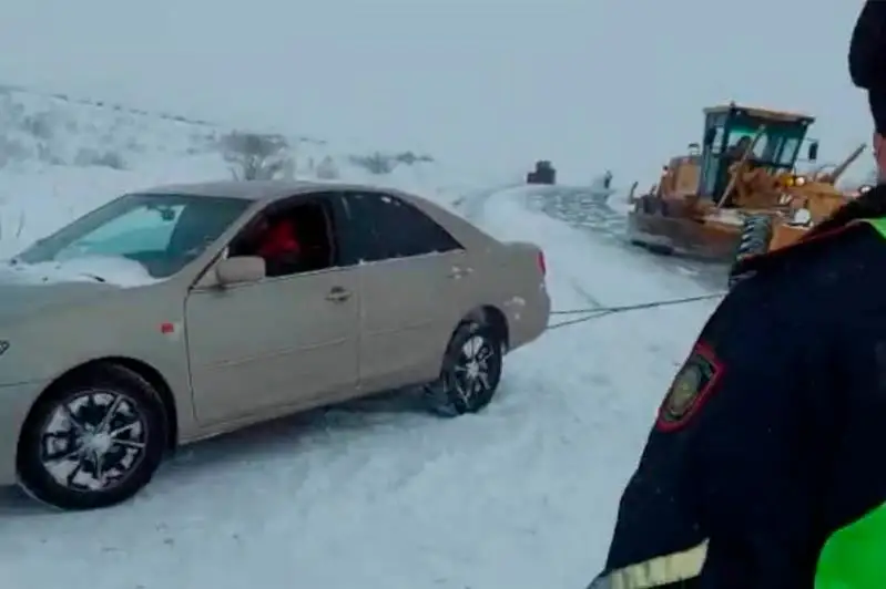 Автомобиль из снежного плена вызволили полицейские ВКО
