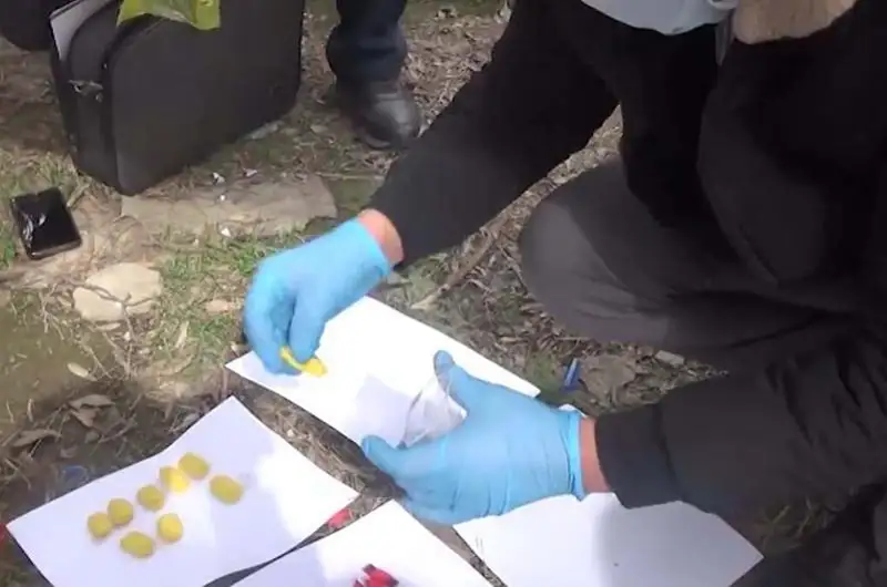 Закладчиков наркотиков задержали с поличным в Шымкенте