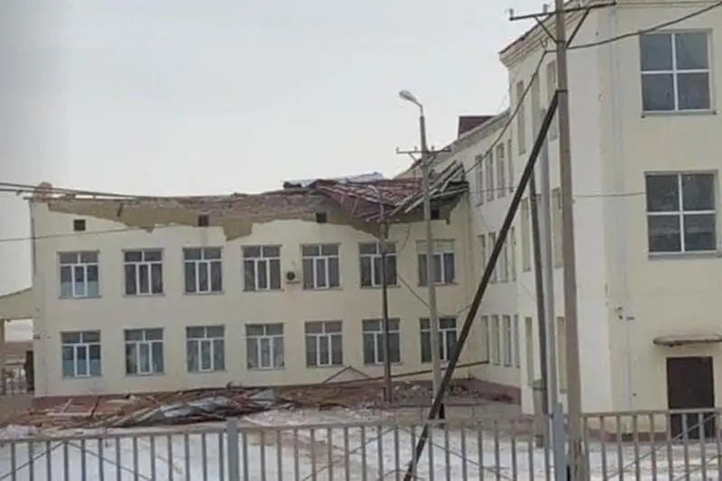 С трех школ сорвало крыши в одном из поселков Атырауской области