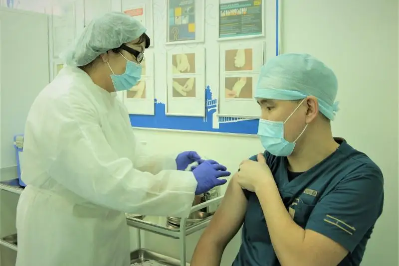 Более 140 медработников привилось в первый день вакцинации от КВИ в Нур-Султане
