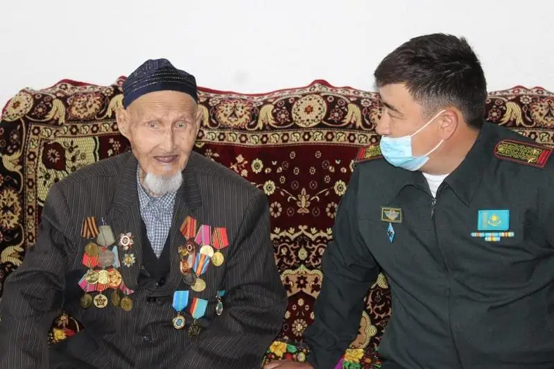 Фронтовика Асаубая Сулейменова поздравили с Днем Победы военнослужащие РгК «Юг»