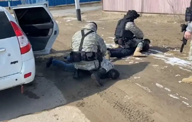 Спецназ задержал подозреваемых в серийных кражах в Атырауской области