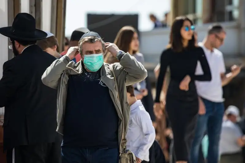 В Израиле отменили обязательное ношение масок на улице