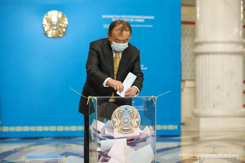 Председатель партии «ADAL» проголосовал на выборах