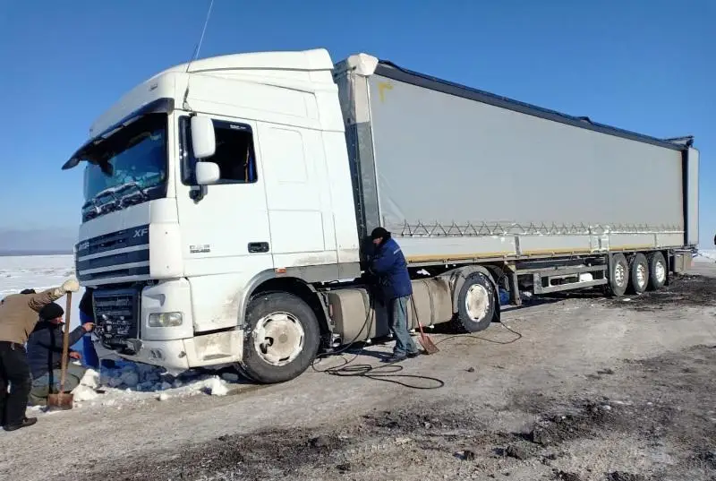 ШҚО трассасында ресейлік жүргізушінің көлігі жыраға түсіп кетті
